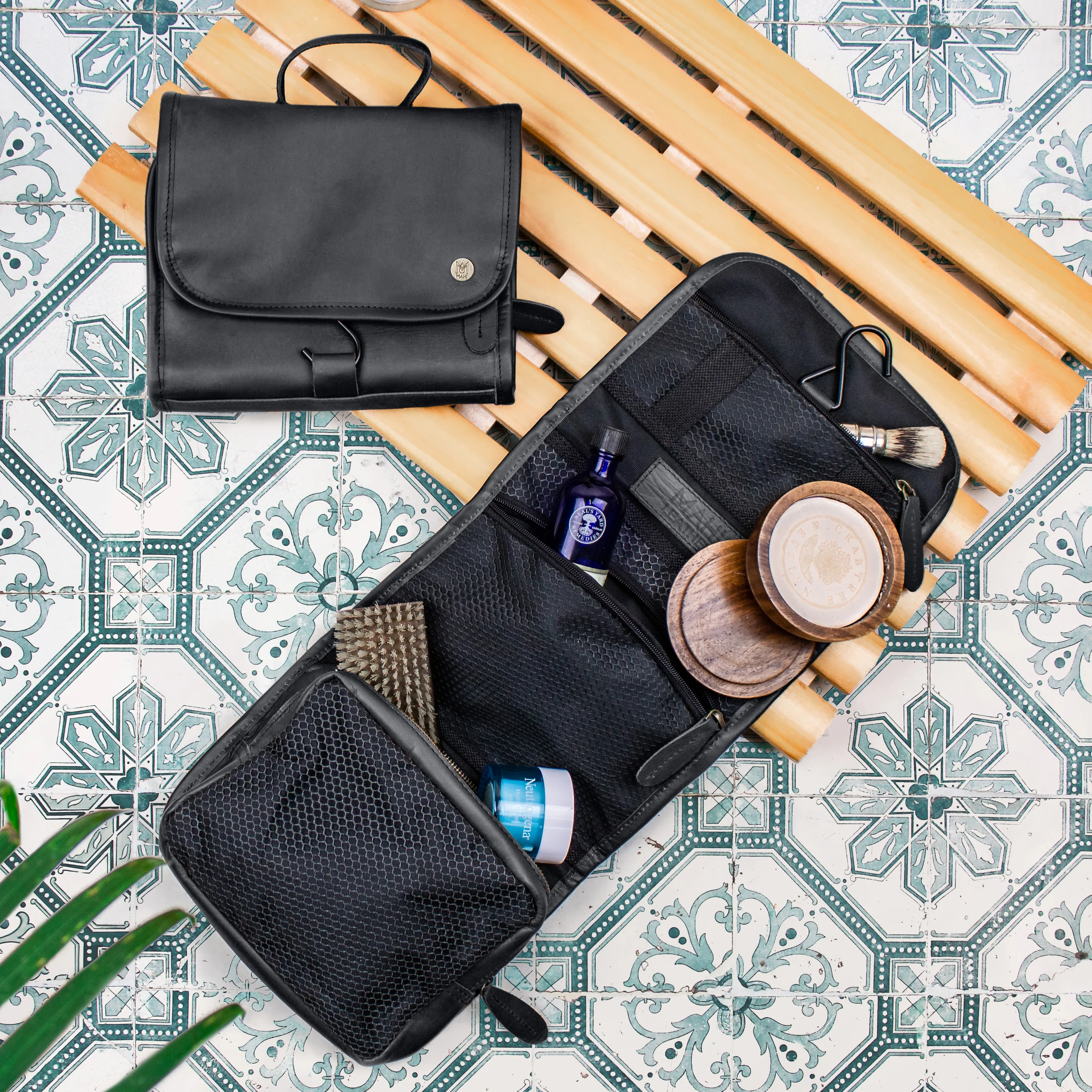 The Pioneer Hanging Wash Bag - Image 2